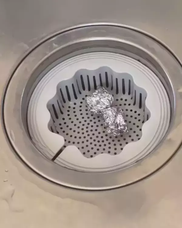 「靴の中にアルミホイルを入れると…　意外な効果に「そうだったのか」「すごい」」の画像