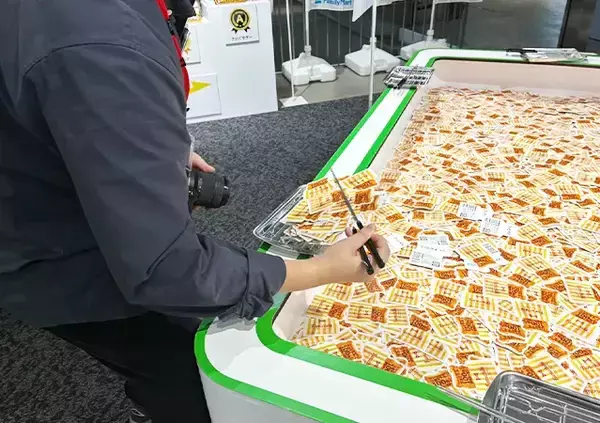 「ファミマのスプーン、なんで穴が空いてるの？　理由に「それは素晴らしい！」」の画像