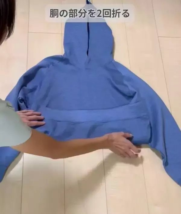 「「袖はクロスさせないで」　セーターの畳み方に「目からウロコ」「助かります」」の画像