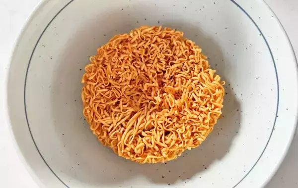 「スープは使いません！　チキンラーメンの汁なしアレンジに「子供が好きそう」「夫がおかわり」」の画像