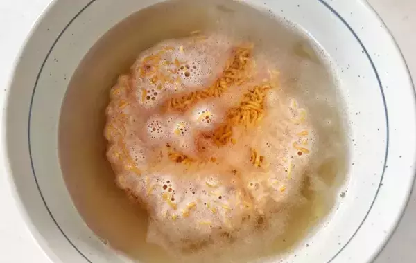 「スープは使いません！　チキンラーメンの汁なしアレンジに「子供が好きそう」「夫がおかわり」」の画像