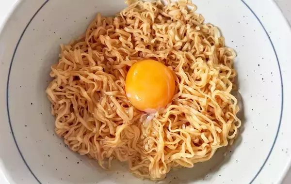 「スープは使いません！　チキンラーメンの汁なしアレンジに「子供が好きそう」「夫がおかわり」」の画像