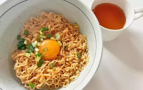 「スープは使いません！　チキンラーメンの汁なしアレンジに「子供が好きそう」「夫がおかわり」」の画像