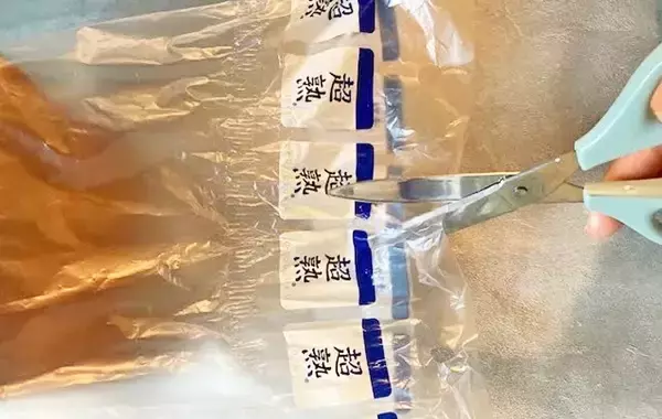 「袋をハサミで5cm切って…？　誰でもできる食パンの袋の簡単な閉じ方」の画像