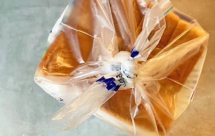 袋をハサミで5cm切って…？　誰でもできる食パンの袋の簡単な閉じ方