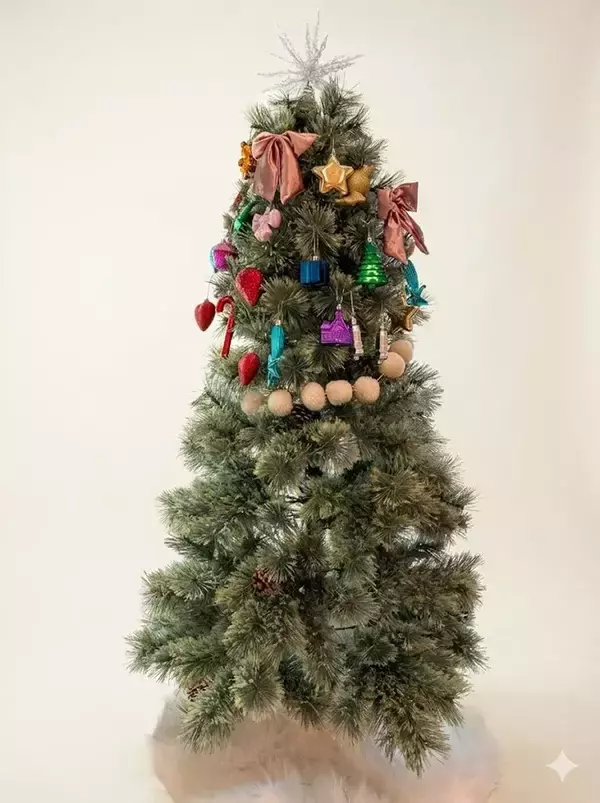 「下半分は飾りがないクリスマスツリー　理由に「笑った」「我が家も同じです」」の画像