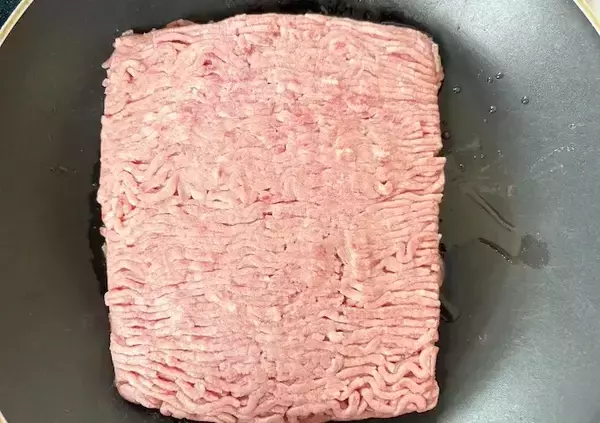 「パックごとドーンと入れればあっという間！「週1作りたい」『ピーマンの肉詰め風』」の画像
