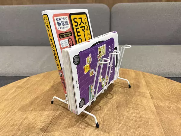 「『ダイソー』のコップスタンドが便利！　キッチンやリビングに置くだけでスッキリした」の画像