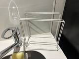 「100均ふきんかけを『逆』に置くだけ！　2つのキッチン収納活用法に「万能」」の画像1