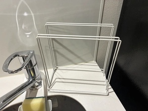 100均ふきんかけを『逆』に置くだけ！　2つのキッチン収納活用法に「万能」