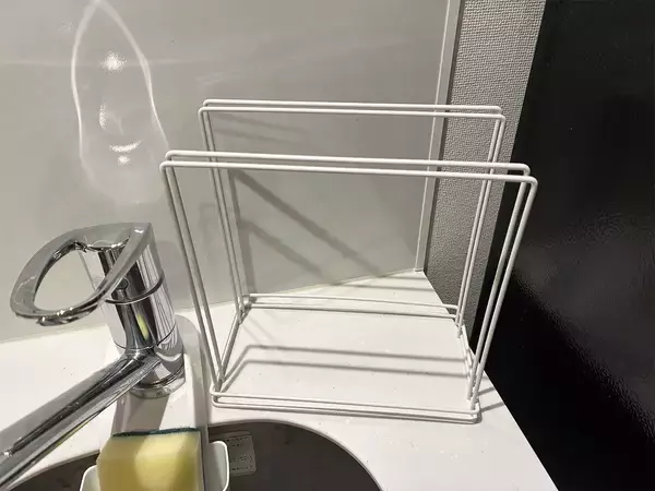 100均ふきんかけを『逆』に置くだけ！　2つのキッチン収納活用法に「万能」