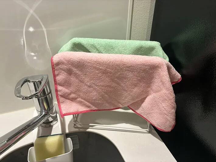 100均ふきんかけを『逆』に置くだけ！　2つのキッチン収納活用法に「万能」