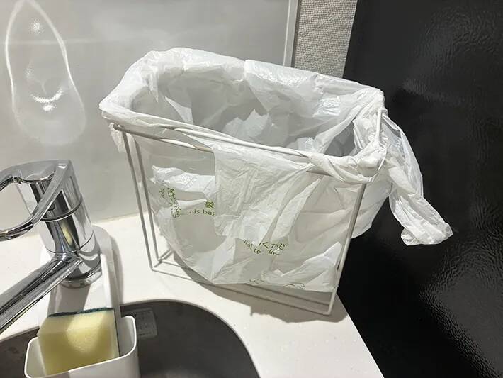100均ふきんかけを『逆』に置くだけ！　2つのキッチン収納活用法に「万能」