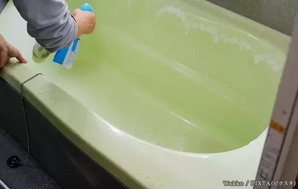 「ティッシュ1枚で全然変わる！　ダスキンに聞いた、カビ取り剤の効果的な使い方」の画像
