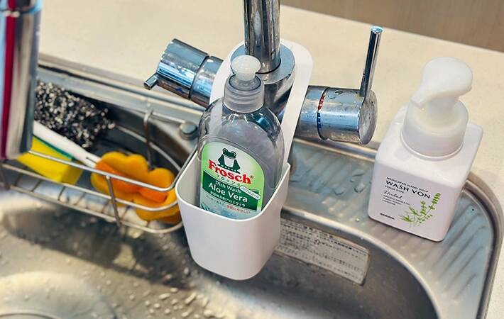 「そんなこともできるんだ！」　『ダイソー』の洗剤ボトルポケットをシンクの蛇口に使わず…？