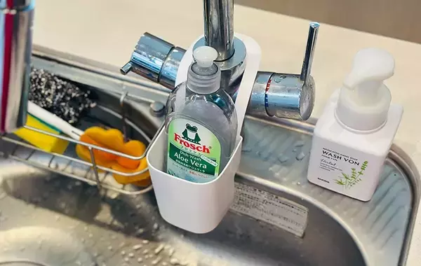 「「そんなこともできるんだ！」　『ダイソー』の洗剤ボトルポケットをシンクの蛇口に使わず…？」の画像