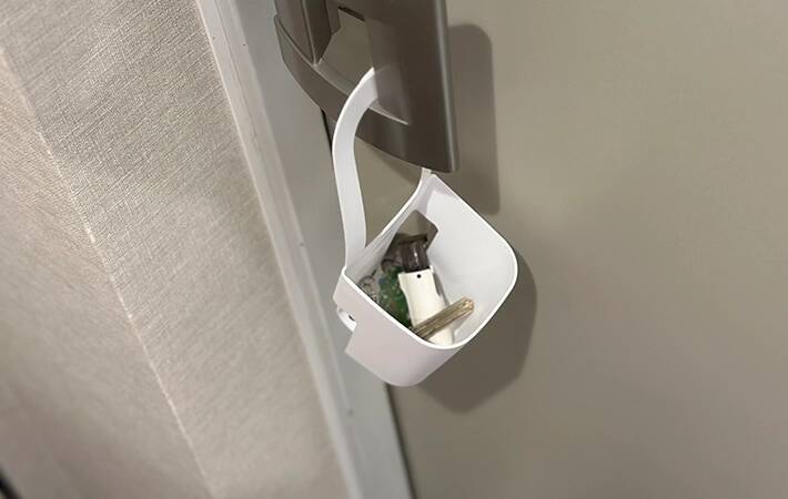 「そんなこともできるんだ！」　『ダイソー』の洗剤ボトルポケットをシンクの蛇口に使わず…？