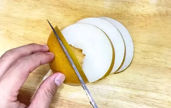 「いつもの梨がワンランクアップ　バターで焼いたらぜいたくスイーツに！【秋に食べたいレシピ】」の画像