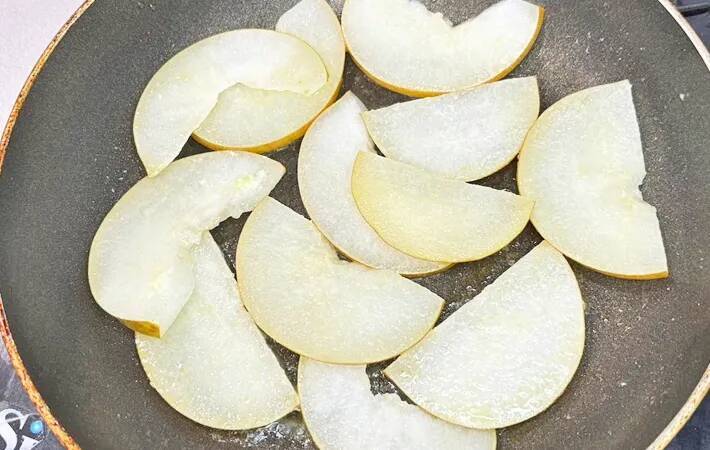 いつもの梨がワンランクアップ　バターで焼いたらぜいたくスイーツに！【秋に食べたいレシピ】