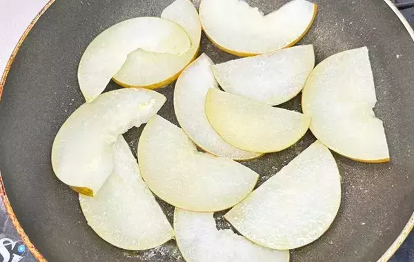 「いつもの梨がワンランクアップ　バターで焼いたらぜいたくスイーツに！【秋に食べたいレシピ】」の画像