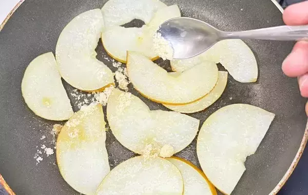 「いつもの梨がワンランクアップ　バターで焼いたらぜいたくスイーツに！【秋に食べたいレシピ】」の画像