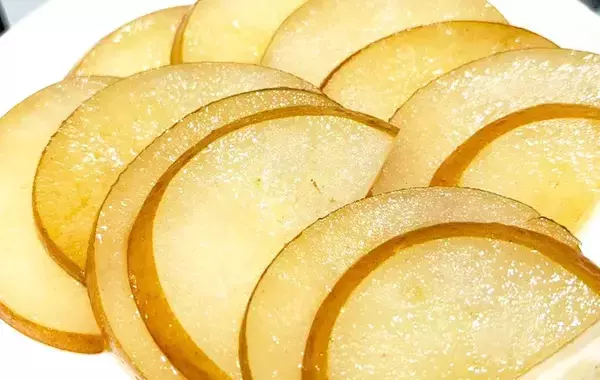 「いつもの梨がワンランクアップ　バターで焼いたらぜいたくスイーツに！【秋に食べたいレシピ】」の画像