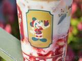 「【クリスマス限定】ディズニーの苺ミルクが甘すぎず最高！　リピーターも続出するほどウマい」の画像1