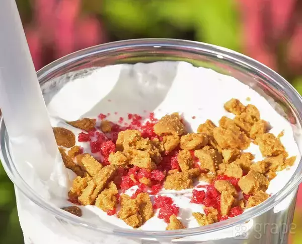 「【クリスマス限定】ディズニーの苺ミルクが甘すぎず最高！　リピーターも続出するほどウマい」の画像