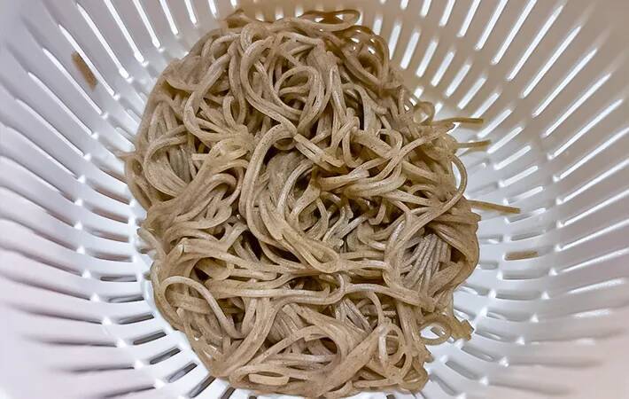 余ったそばを刻んで焼いてみたら…？　子供が「これ、普通に食べるより好き」