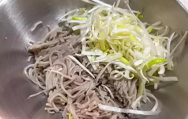 「余ったそばを刻んで焼いてみたら…？　子供が「これ、普通に食べるより好き」」の画像