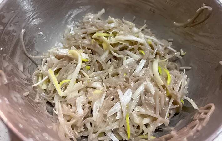 余ったそばを刻んで焼いてみたら…？　子供が「これ、普通に食べるより好き」