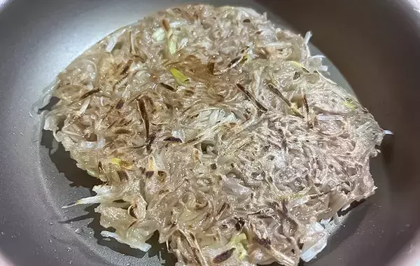 「余ったそばを刻んで焼いてみたら…？　子供が「これ、普通に食べるより好き」」の画像