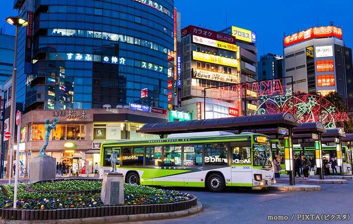 「酔っ払いが寝込んでる」と通報　駅前に広がる光景に、警察官が思わず二度見