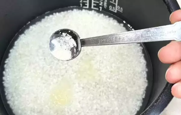 「お米に１ｇ加えて炊飯！　劇的においしくするために入れたのは…「意外だった」」の画像