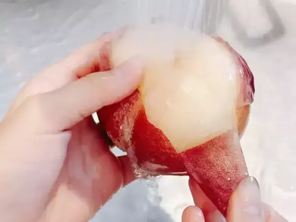 夏が旬の桃、指2本でめくればツルン！　皮をむく裏技に「今まで苦戦してたのがウソみたい！」