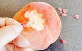 「夏が旬の桃、指2本でめくればツルン！　皮をむく裏技に「今まで苦戦してたのがウソみたい！」」の画像2