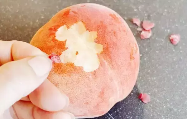「夏が旬の桃、指2本でめくればツルン！　皮をむく裏技に「今まで苦戦してたのがウソみたい！」」の画像