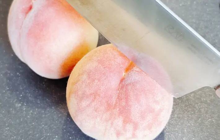 夏が旬の桃、指2本でめくればツルン！　皮をむく裏技に「今まで苦戦してたのがウソみたい！」