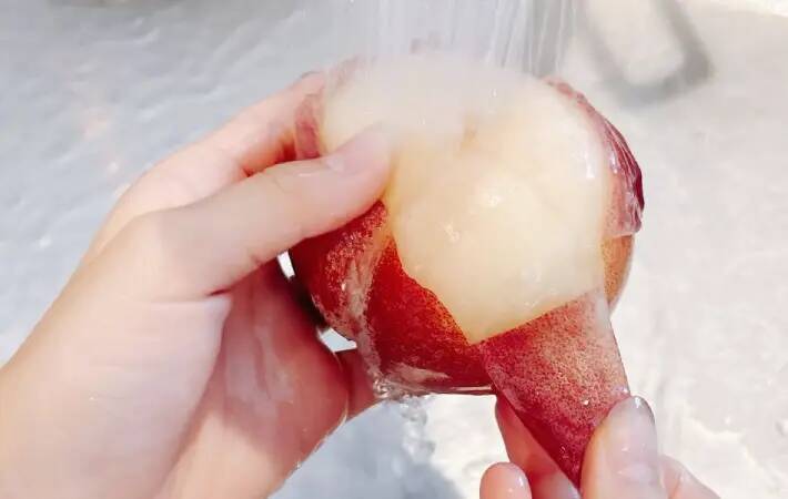 夏が旬の桃、指2本でめくればツルン！　皮をむく裏技に「今まで苦戦してたのがウソみたい！」
