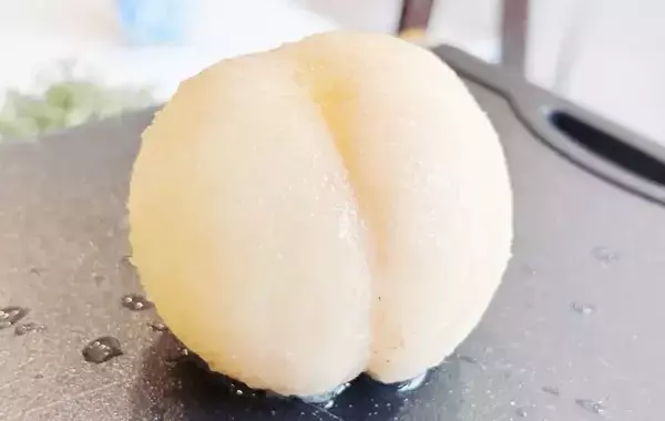 「夏が旬の桃、指2本でめくればツルン！　皮をむく裏技に「今まで苦戦してたのがウソみたい！」」の画像