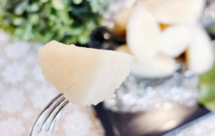 夏が旬の桃、指2本でめくればツルン！　皮をむく裏技に「今まで苦戦してたのがウソみたい！」