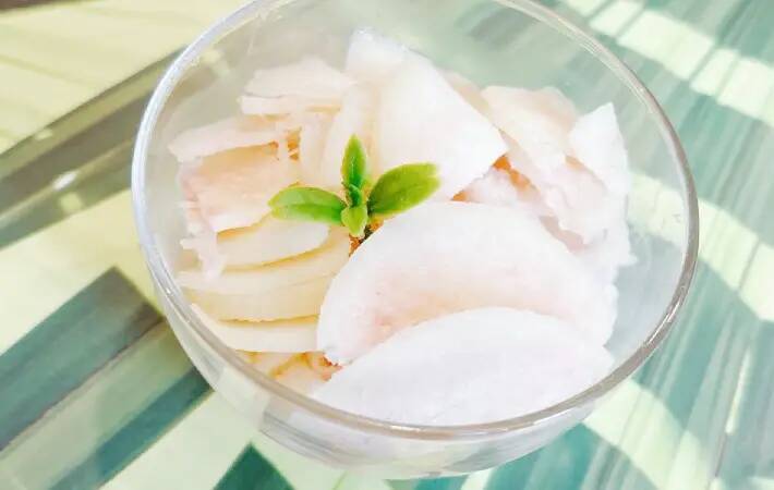 夏が旬の桃、指2本でめくればツルン！　皮をむく裏技に「今まで苦戦してたのがウソみたい！」