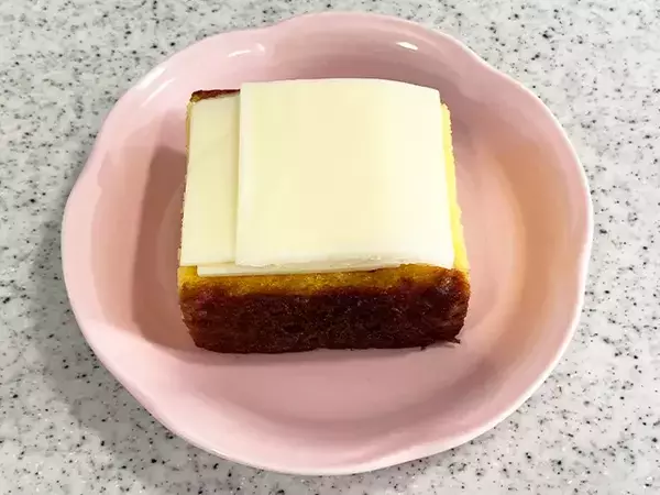 「とろけるチーズを4等分して？　できたアレンジ“お菓子”に「リピート確定」【レシピ】」の画像