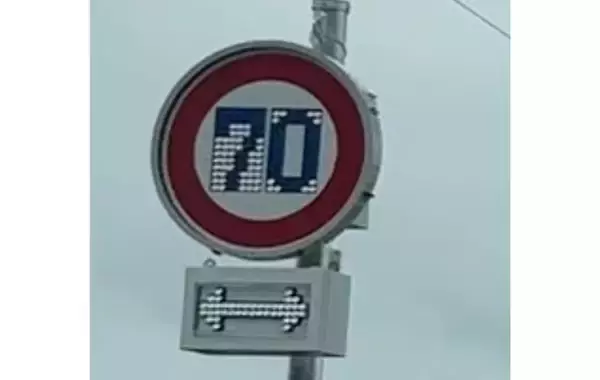 「高速道路で撮影された１枚に驚きの声　道路標識をよく見ると…？」の画像