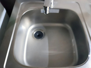 「たった30秒でできるの？」　排水口のヌメリ対策に「簡単すぎ」「真似したい」【排水口掃除のコツ4選】