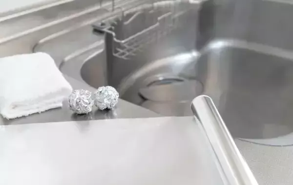 「「たった30秒でできるの？」　排水口のヌメリ対策に「簡単すぎ」「真似したい」【排水口掃除のコツ4選】」の画像