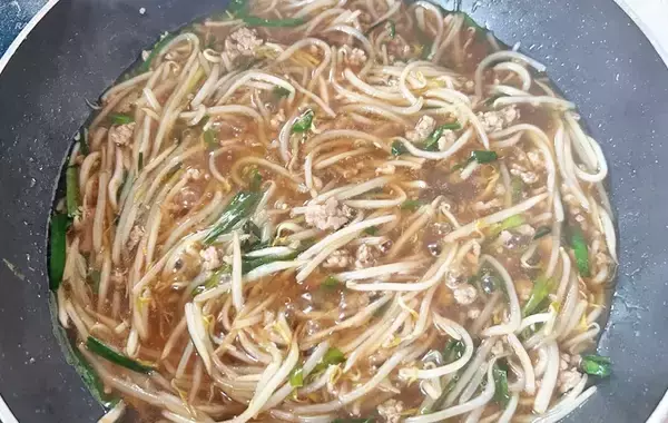 「【節約レシピ】　ごま油香る『モヤシあんかけ』　子供に食べさせてみたら「白米足りるかな…」」の画像