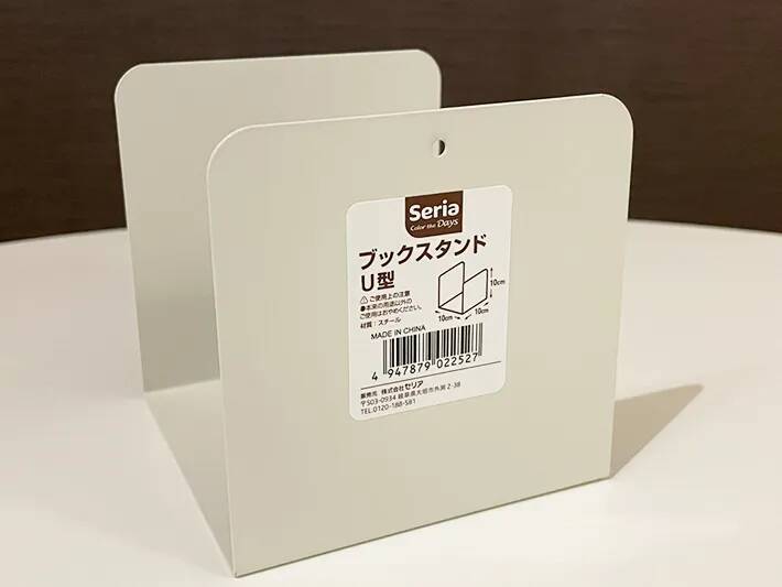 100均で見つけた『U型』のブックスタンド　キッチンをより便利にする使い方に「その手があったか」