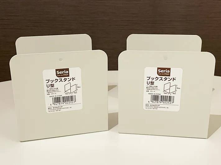 100均で見つけた『U型』のブックスタンド　キッチンをより便利にする使い方に「その手があったか」