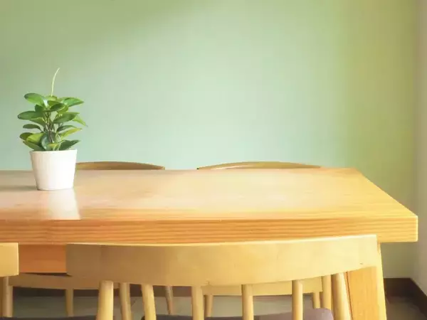 ダイソーのキャンプ用グッズを椅子に吊るすと？　探し物のストレスが消えた【100均活用法4選】